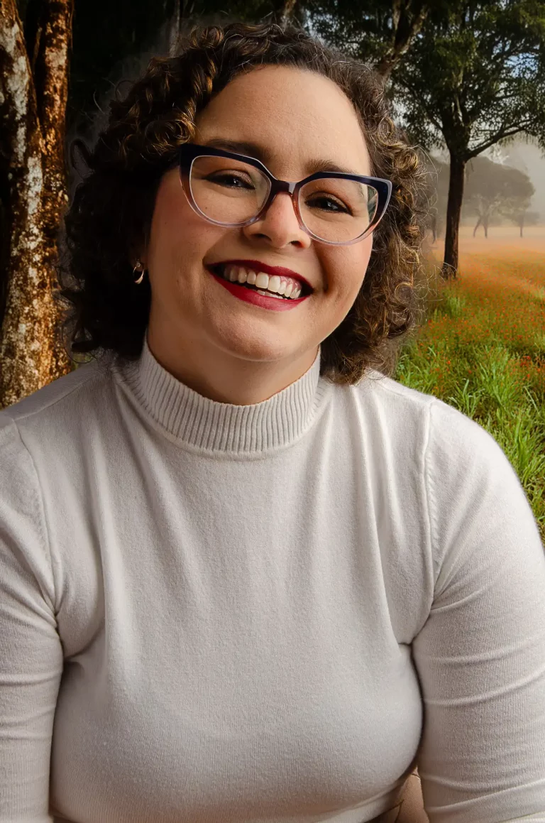 Mulher madura sorrindo durante sessão fotográfica no GF Studio, vivência Clicks de Sucesso, posicionamento profissional